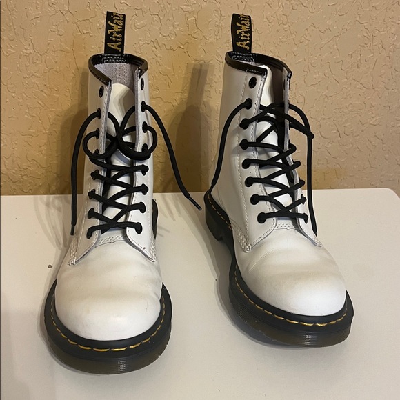 Dr. Martens White Boots with Black Laces (Air Wair With Soles Bouncing) Size 8 - Picture 1 of 9